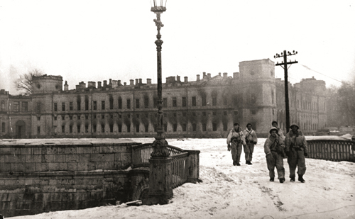 Гатчинский дворец после освобождения города от фашистской оккупации. 1944..jpg