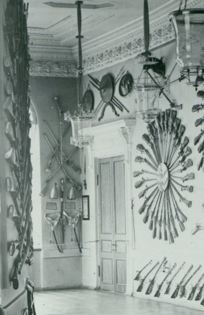 Илл. 3. Абиссинское оружие над дверью Оружеи&#774;нои&#774; галереи Гатчинского дворца. Фото до 1941 г..jpg